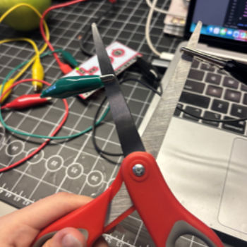 I connected the ground wire and the top arrows wire to a pair of scissors, just to see how it would be.